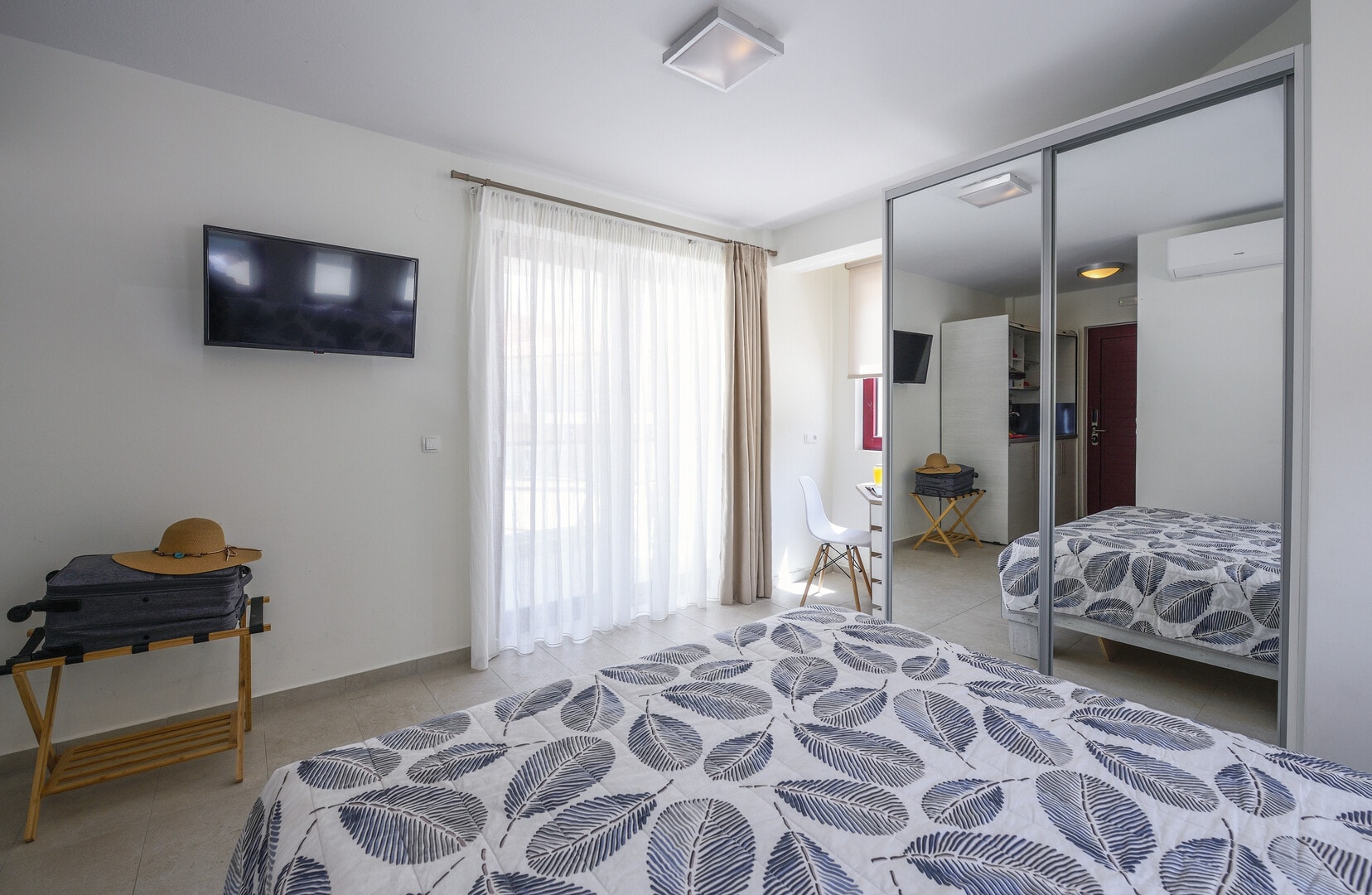 Deluxe Double room with Side Sea View